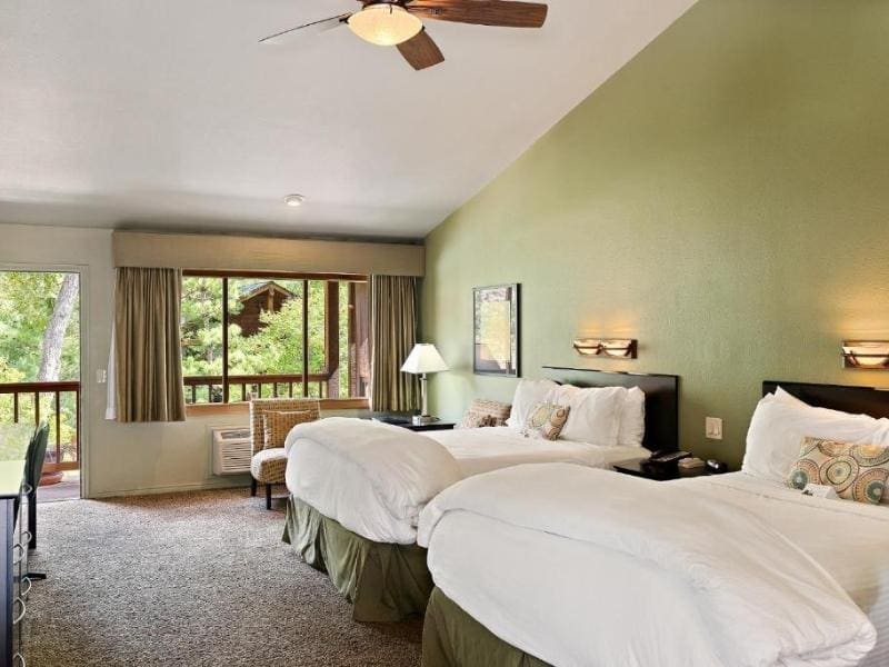 Queen guest room at Flanigan's Inn near Zion National Park