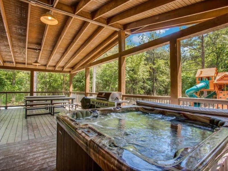 Outdoor hot tub at Big Bear Luxury Cabin, Broken Bow