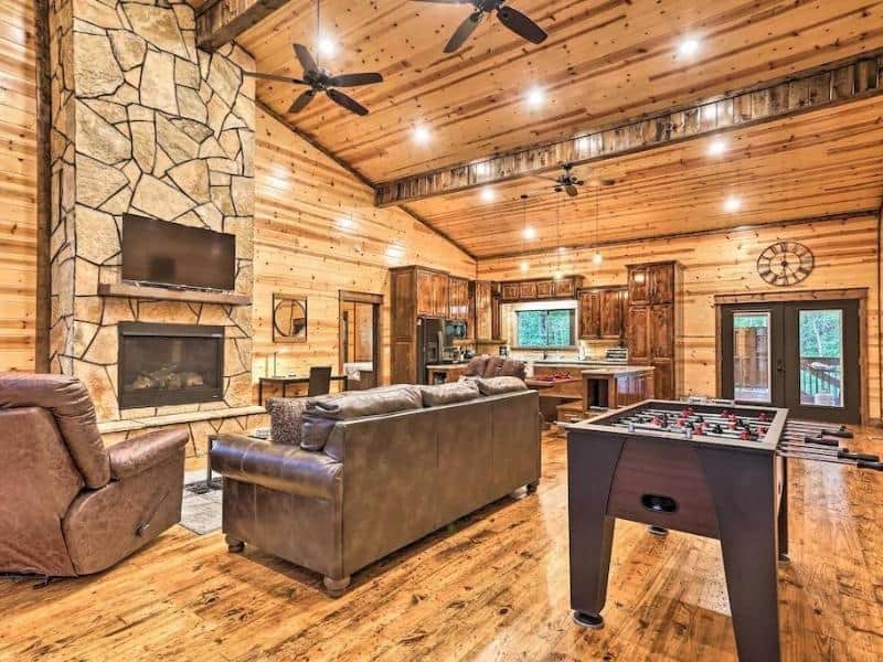 Luxury Cabin in Broken Bow - Dreamy Deluxe Cabin interior living area