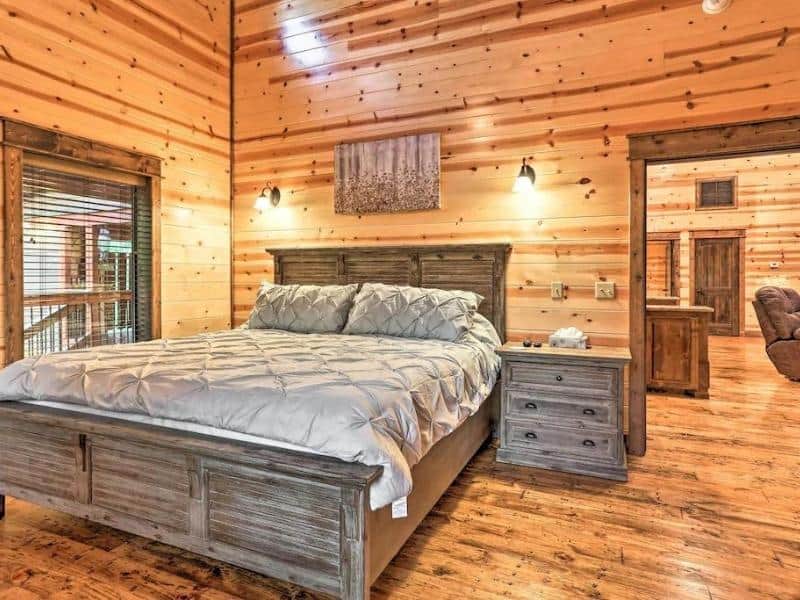 Luxury Cabin in Broken Bow - Dreamy Deluxe Cabin bedroom