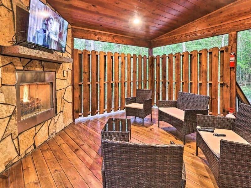 Luxury Cabin in Broken Bow - Dreamy Deluxe Cabin outdoor entertainment area