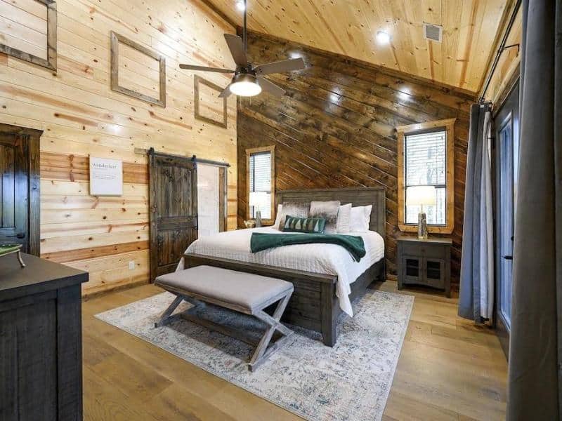 Bedroom in Linemans Ridge Luxury Cabin, Broken Bow