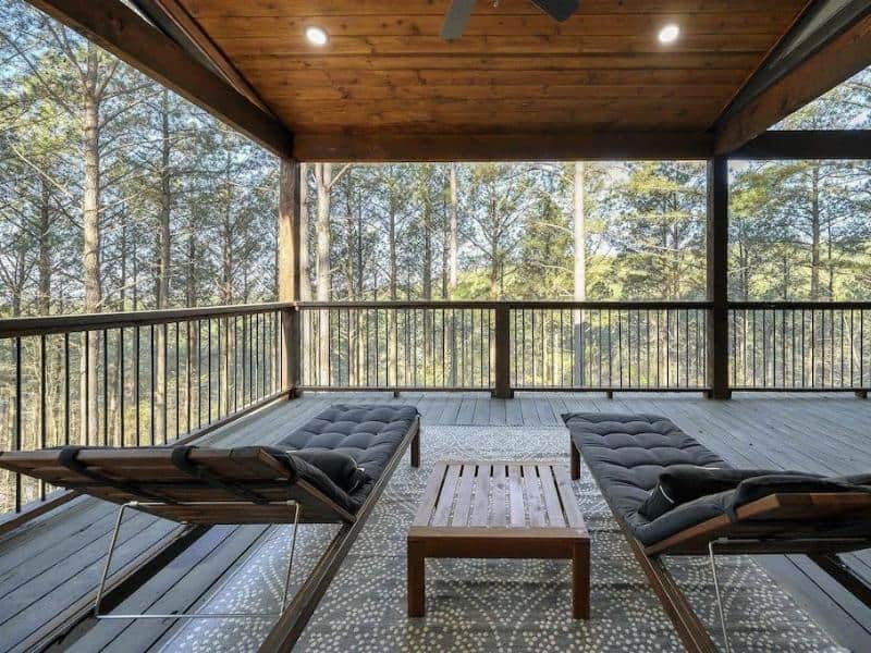 Outdoor deck at Linemans Ridge Luxury Cabin, Broken Bow