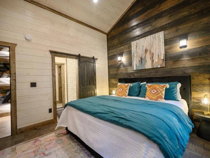 Bedroom in Saloon Creek Lodge Luxury Cabin, Broken Bow
