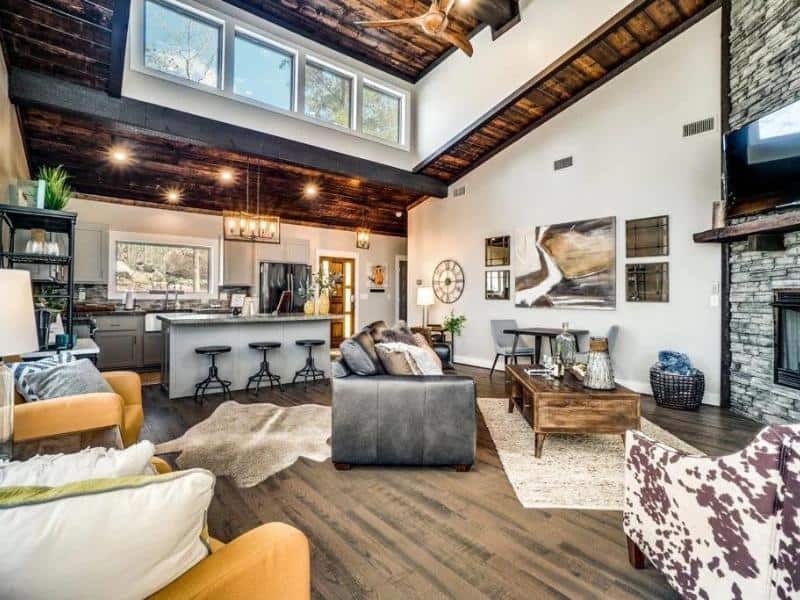 Living area and kitchen in Broken Bow Luxury Cabin