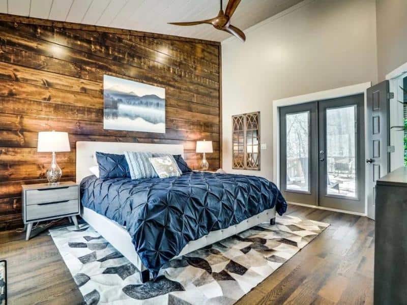 Master suite at Broken Bow Luxury Cabin