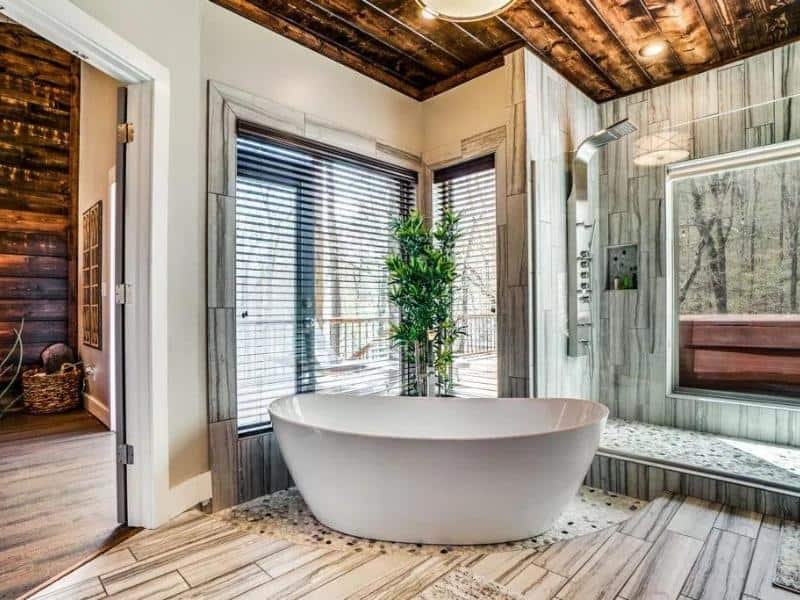 Bathroom with tub in Broken Bow Luxury Cabin