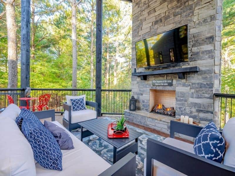 Outdoor entertainment area at one of the top rated luxury cabins in Broken Bow.