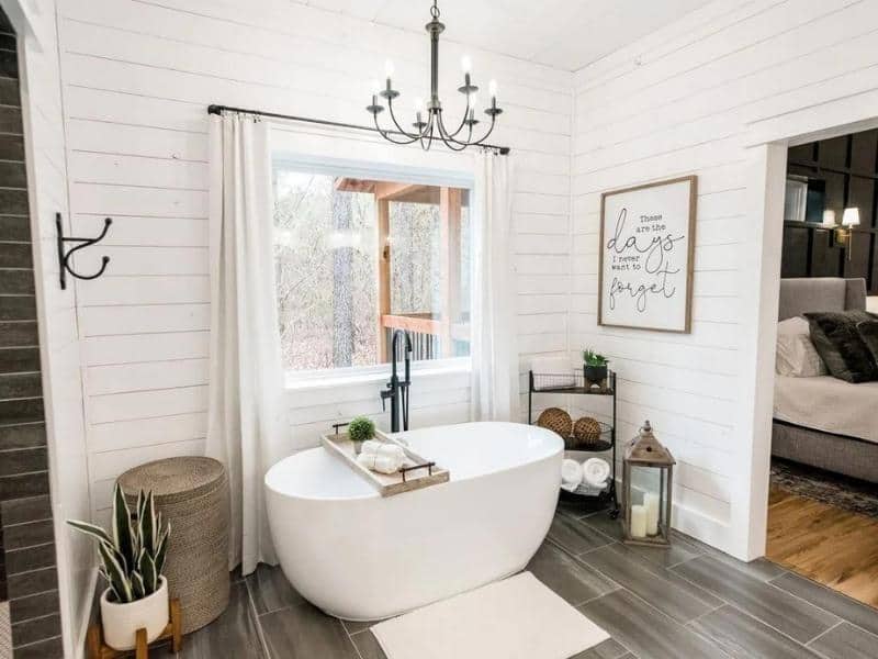 The Roasted Marshmallow bathroom with tub
