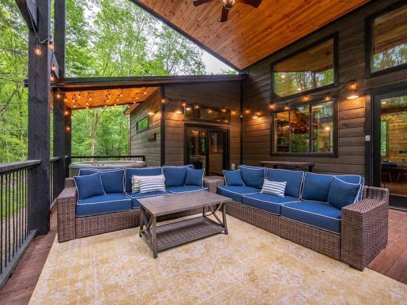 Outdoor deck at Broken Bow Luxury Cabin