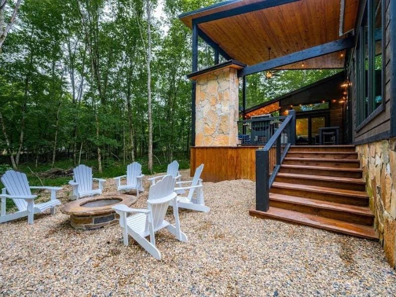 Exterior seating area at Broken Bow Luxury Cabin