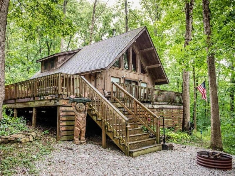 Exterior view of traditional wood cabin near Hocking Hills State Park, Ohio.