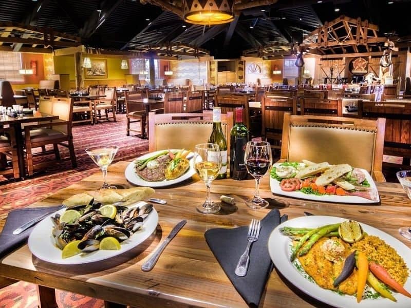 Restaurant at The Grand Hotel Grand Canyon in Tusayan with plated meals and drinks sitting on a table