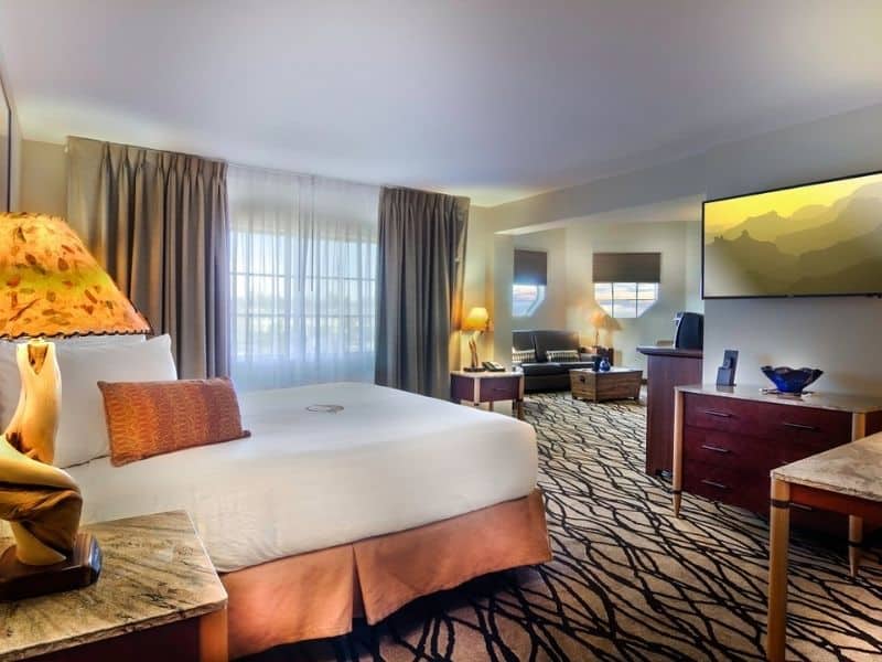 Large king suite at The Grand Hotel in Tusayan with spacious sitting area