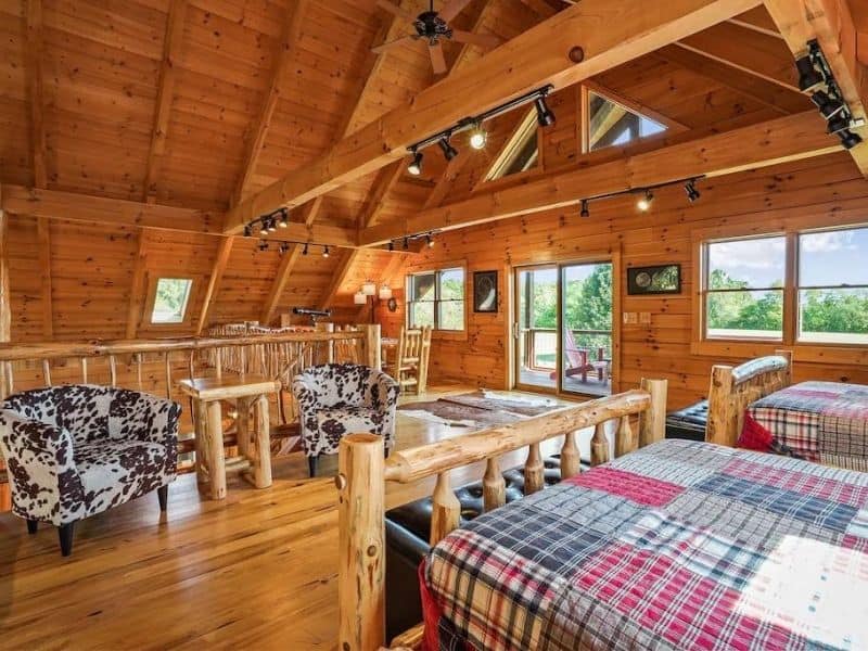 Loft bedroom with high ceilings and seating in Hocking Hills Vrbo sleeping 12