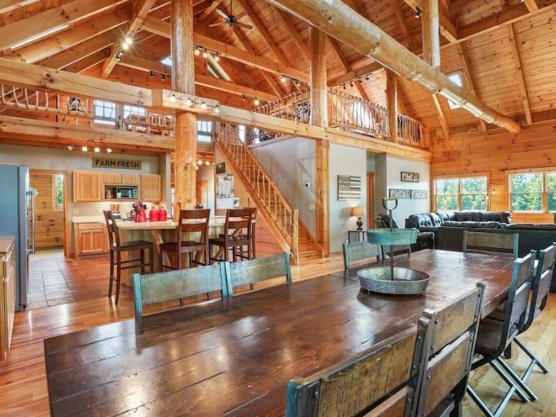 Kitchen and dining area in 5-bedroom rustic modern cabin in Hocking Hills