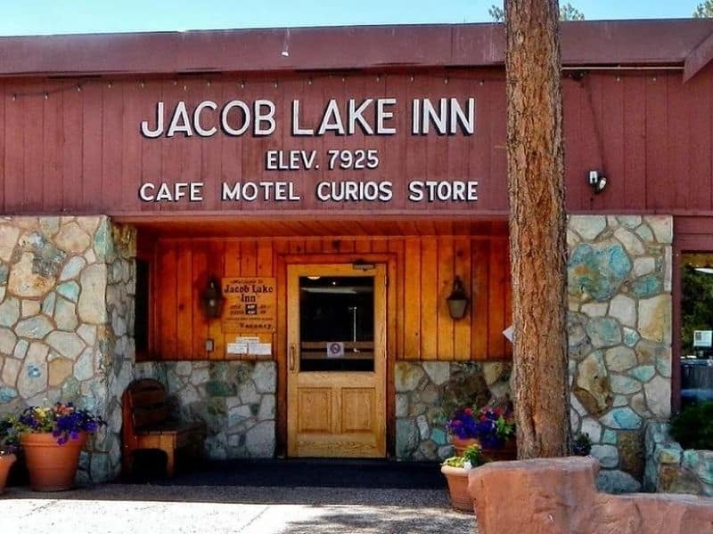 Exterior entrance view of Jacob Lake Inn near Grand Canyon North Rim