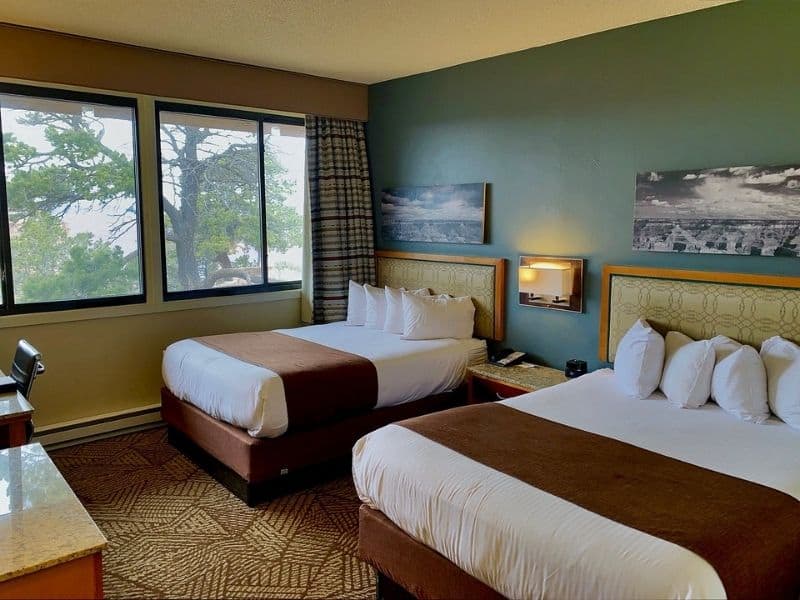 Queen guest room at Kachina Lodge on the Grand Canyon South Rim