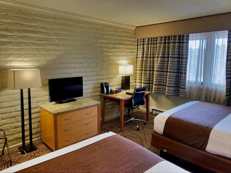 Queen guest room at Thunderbird Lodge at the Grand Canyon with TV and small work desk