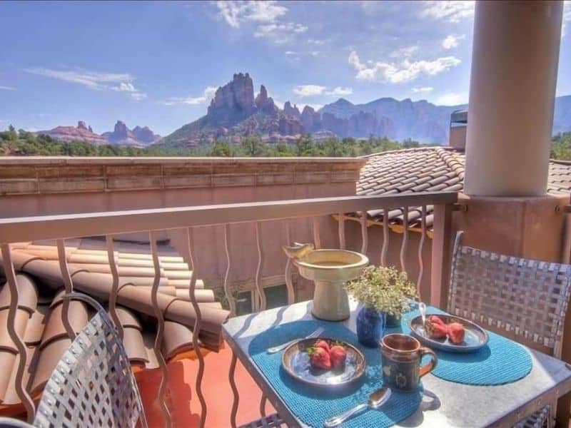 Outdoor balcony with table at Casa Cielo - Airbnbs in Sedona