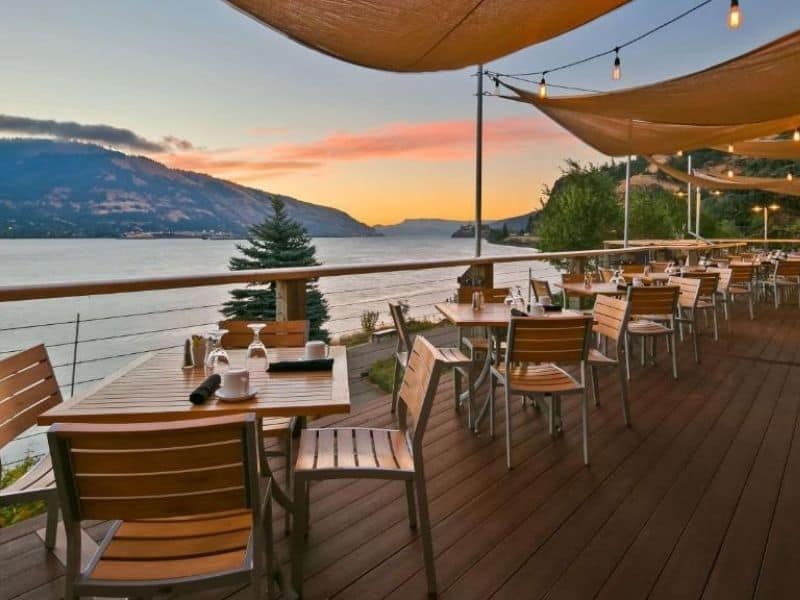 Outdoor dining area overlooking Hood River at the Best Western Plus in Hood River, OR.