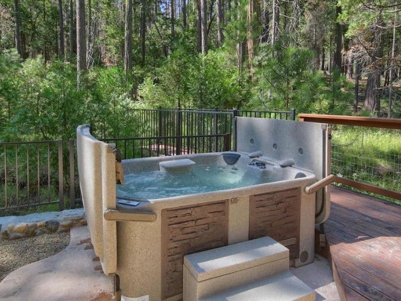 Outdoor hot tub at 3 Springs Hideout Yosemite cabin