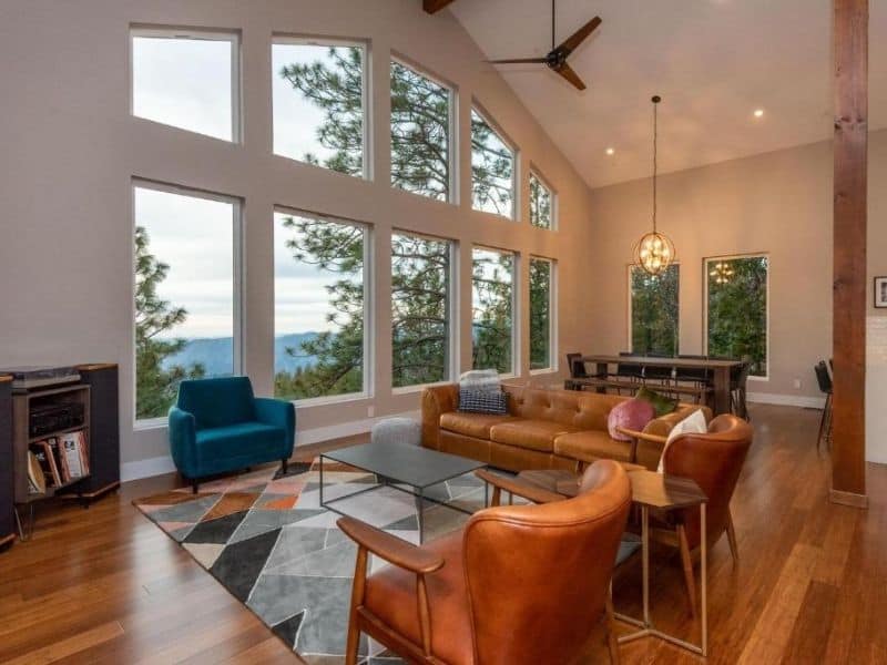 Modern living area at cabin near Yosemite for rent