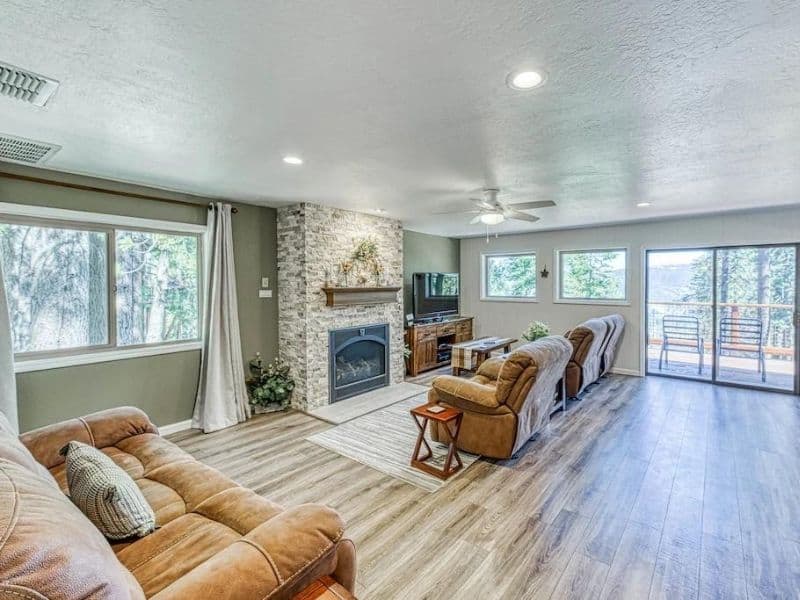 Modern living area of Mountain View Cabin near Yosemite