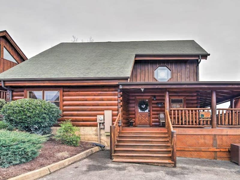 2 bedroom log cabin in Pigeon Forge sleeping up to 8