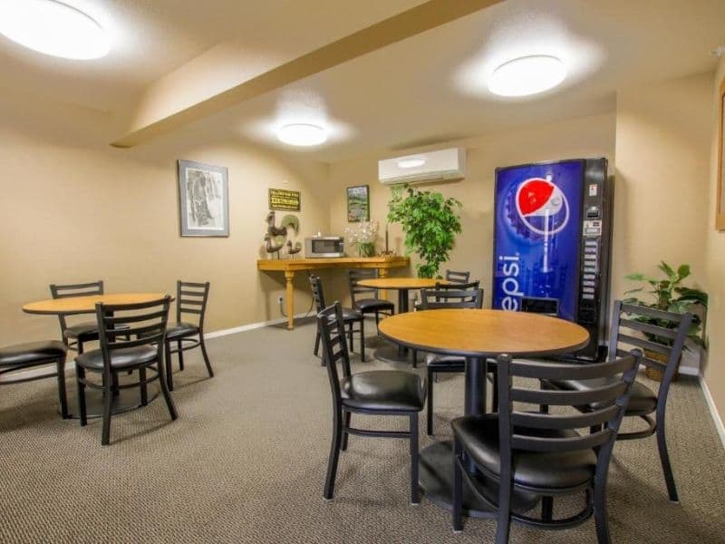 Breakfast area at Travelodge by Wyndham in Gardiner with vending machine