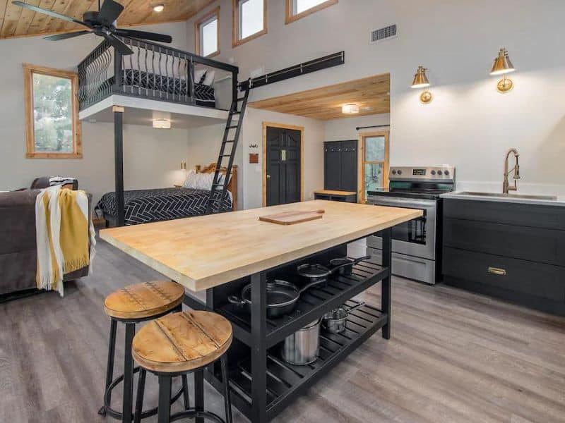 Modern studio cabin with bunk beds and open plan kitchen - Cabins in Turner Falls