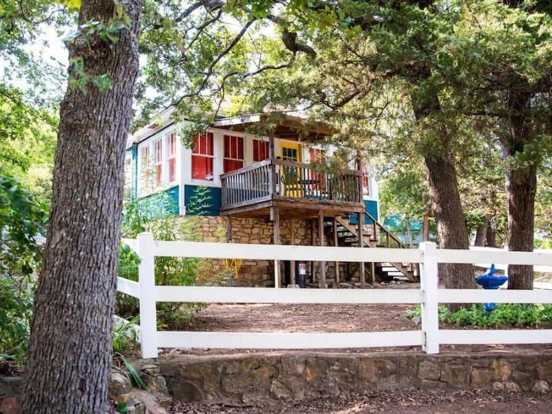 Colorful cottage style cabin rental - Cabins in Turner Falls