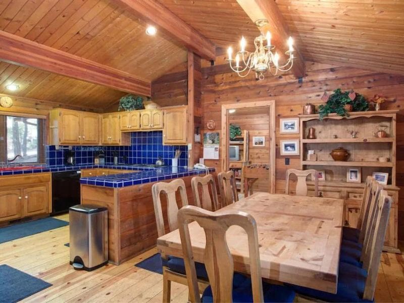 Kitchen with blue tiles and dining table in Yosemite cabin for rent