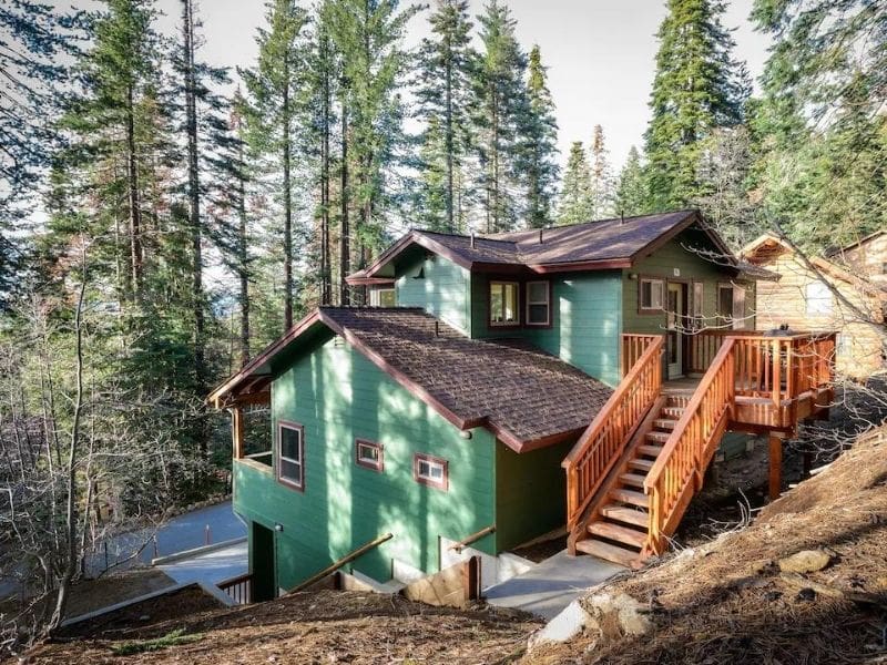 Exterior of Chinquapin Retreat cabin near Yosemite