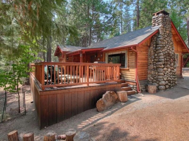 Wood cabin rental with large deck near Yosemite National Park, CA