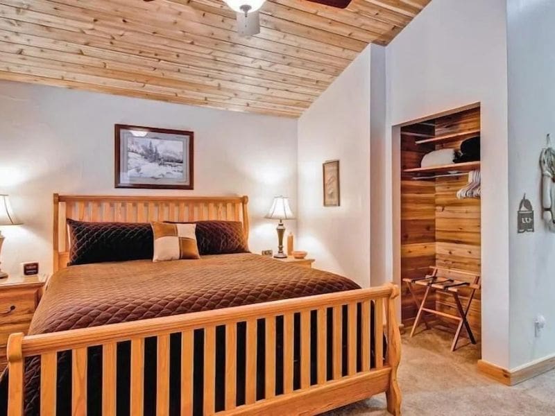 Bedroom at Serenity Pines Yosemite cabin rental