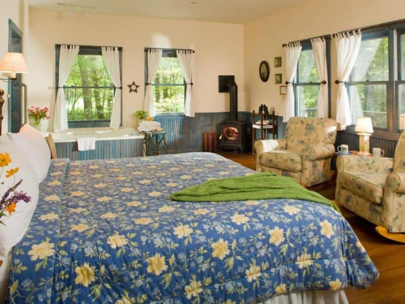 Hocking Hills Cabins for 2 - Inn and Spa at Cedar Falls