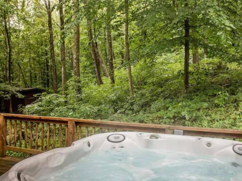 Outdoor jacuzzi at Hocking Hills vacation rental