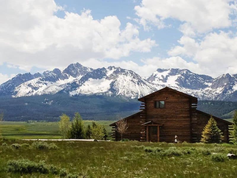 Wood cabin with Mountain Views in Stanley, ID