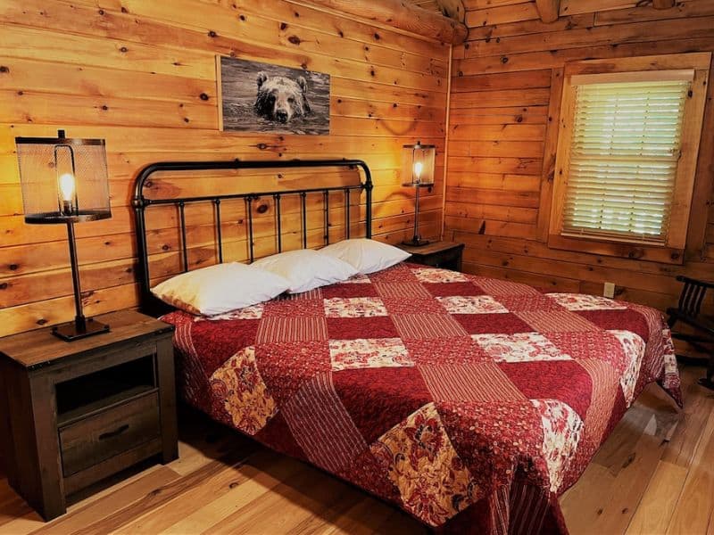 Bedroom with quilt at wood cabin near Hocking Hills