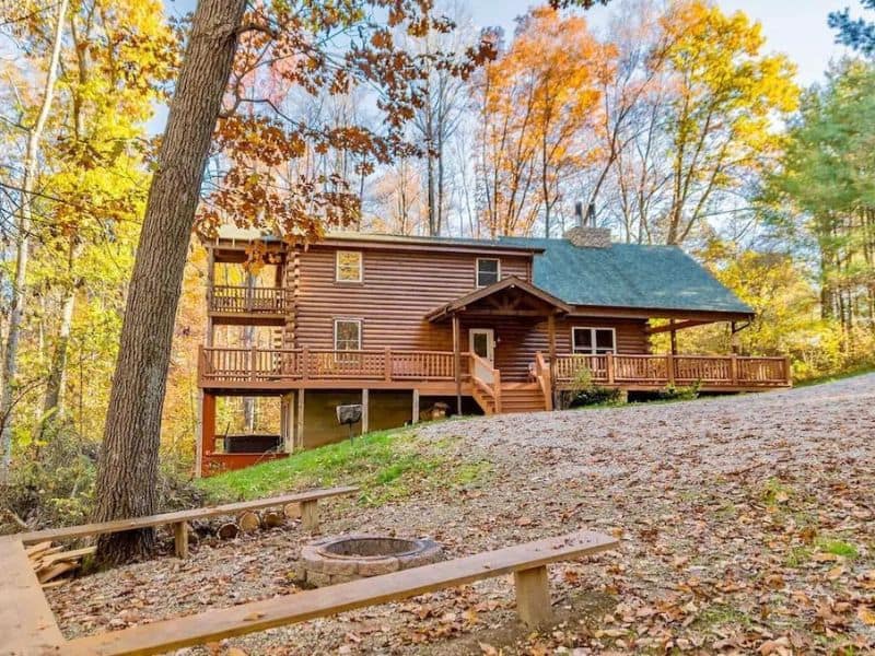 Large pet-friendly tri-level wood cabin in Hocking Hills Ohio