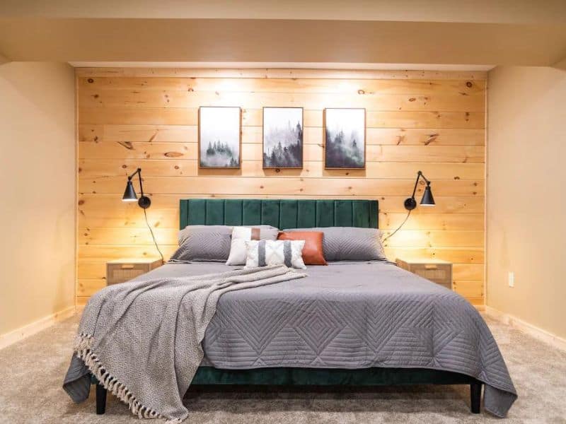 Mid-century modern bedroom with emerald green headboard in Hocking Hills vrbo