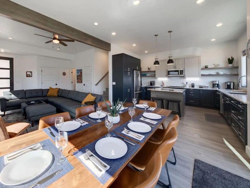 Contemporary dining area and kitchen in one of Moab's luxury airbnbs