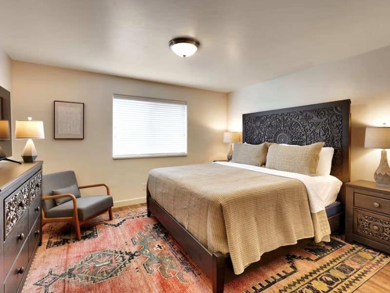 King master bedroom with colorful floor rug in Moab vrbo listing
