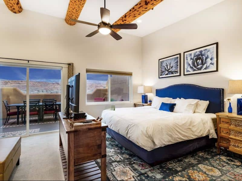 King master suite with tv and private balcony at vrbo listing in Southgate Village, Moab