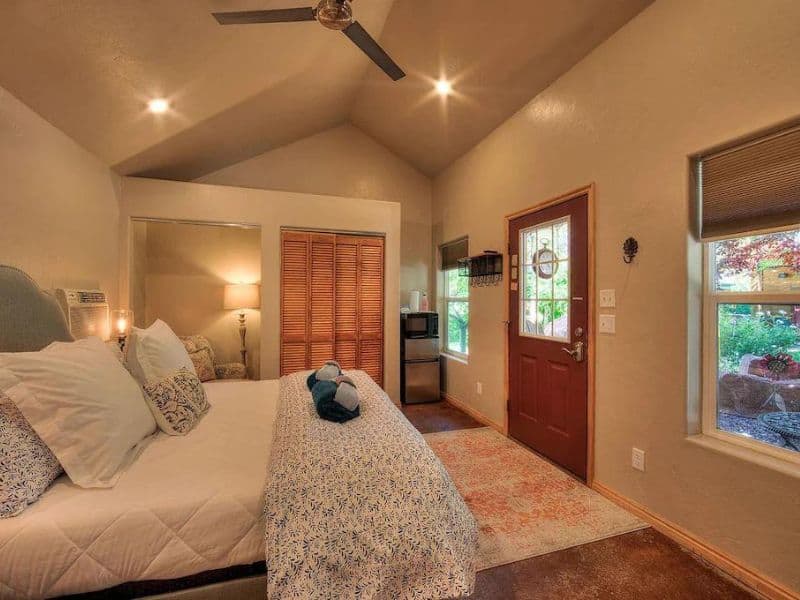 King bed studio cottage airbnb in Moab, UT