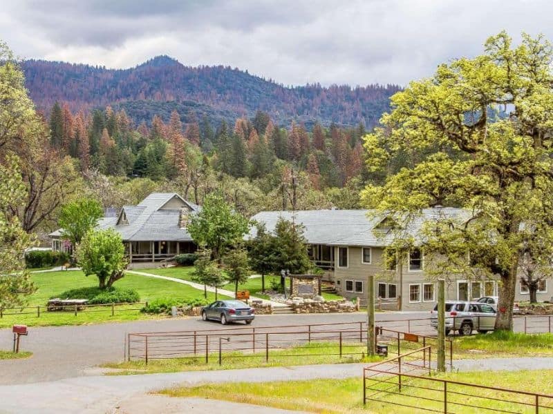 Exterior of Sierra Sky Ranch hotel in Oakhurst, CA near Yosemite National Park