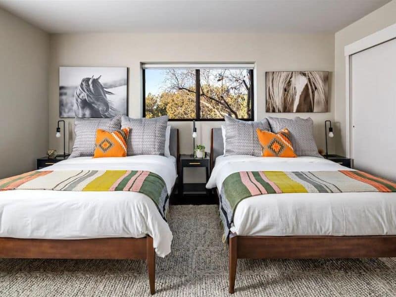 Twin bedroom with colorful accents in Sedona airbnb