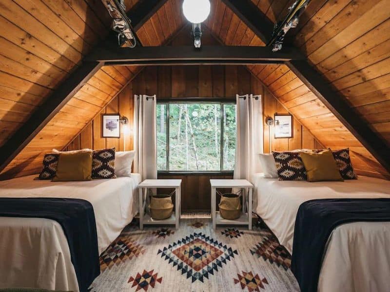 Chic twin room in loft of A-frame cabin near Mount Rainier