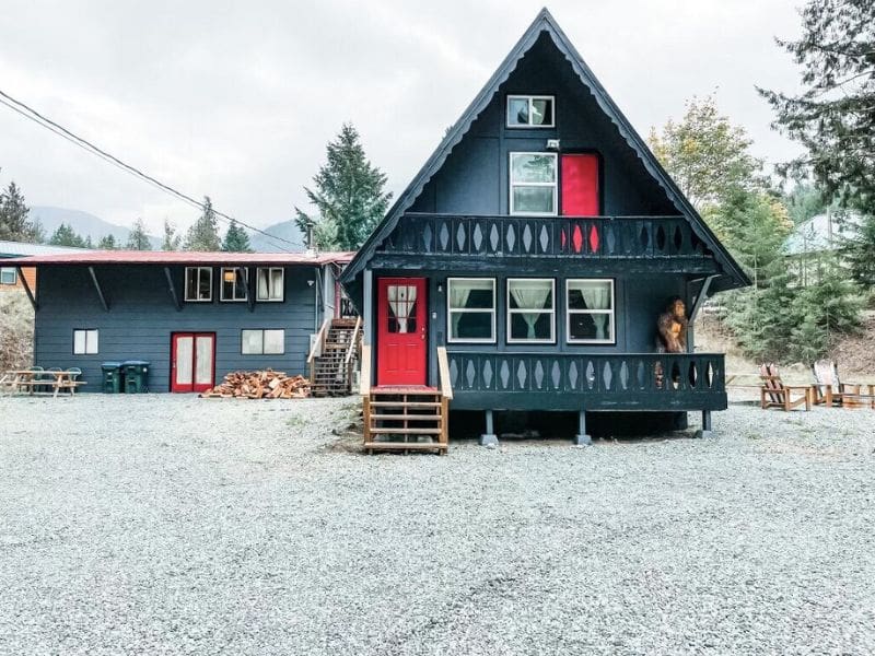 Grey A-frame cabin near Mt Rainier with red finishes